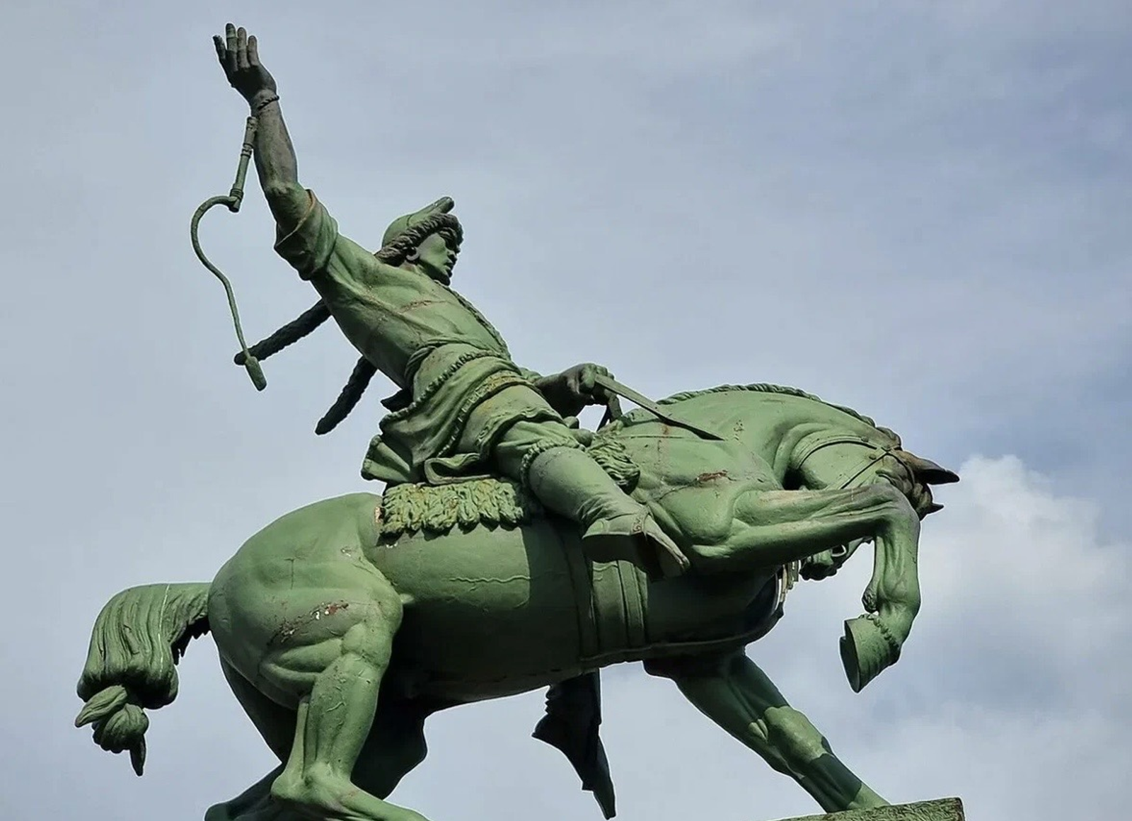 Радий Хәбиров Салават Юлаев һәйкәле янында