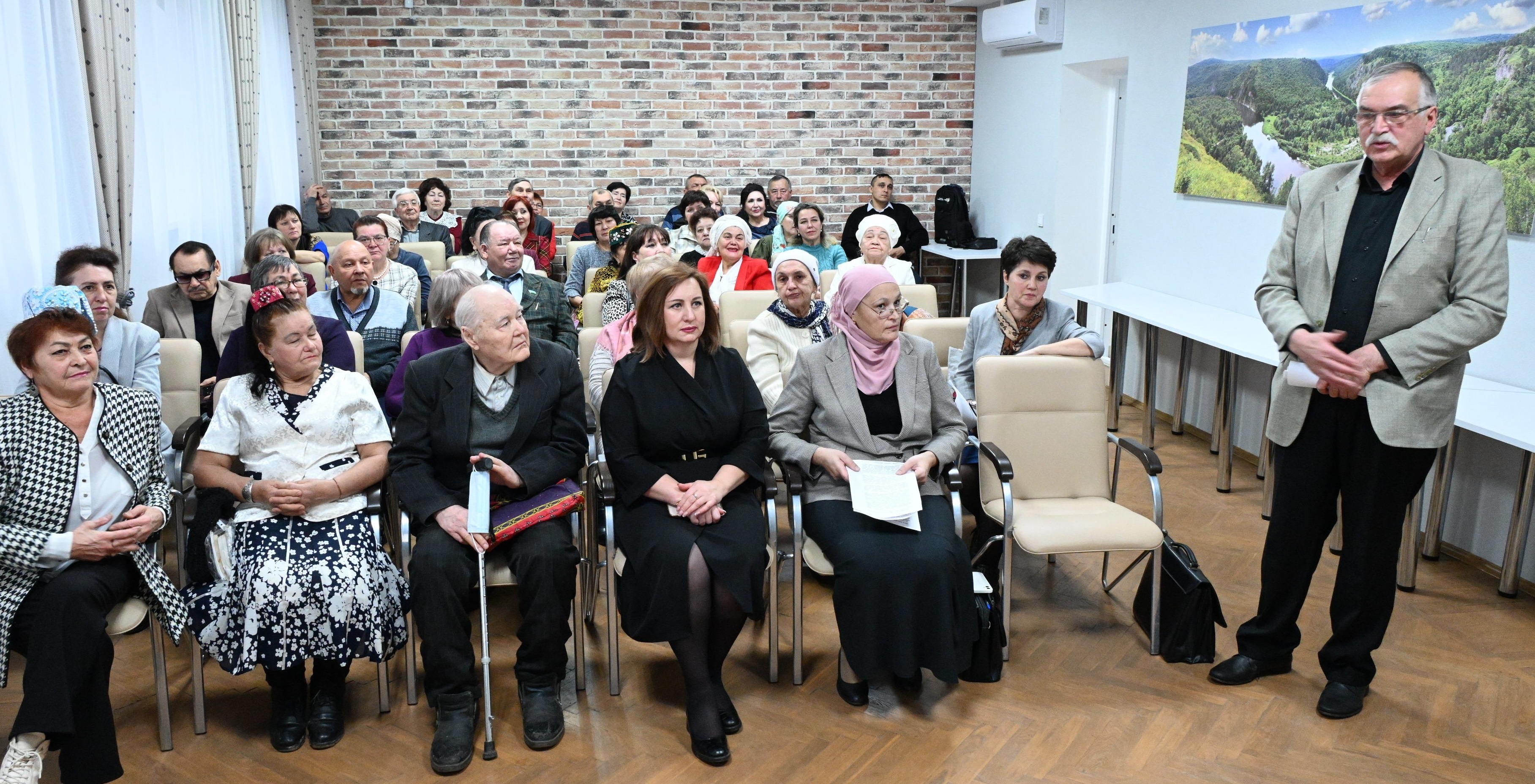 Татар әдипләре киңәш корды