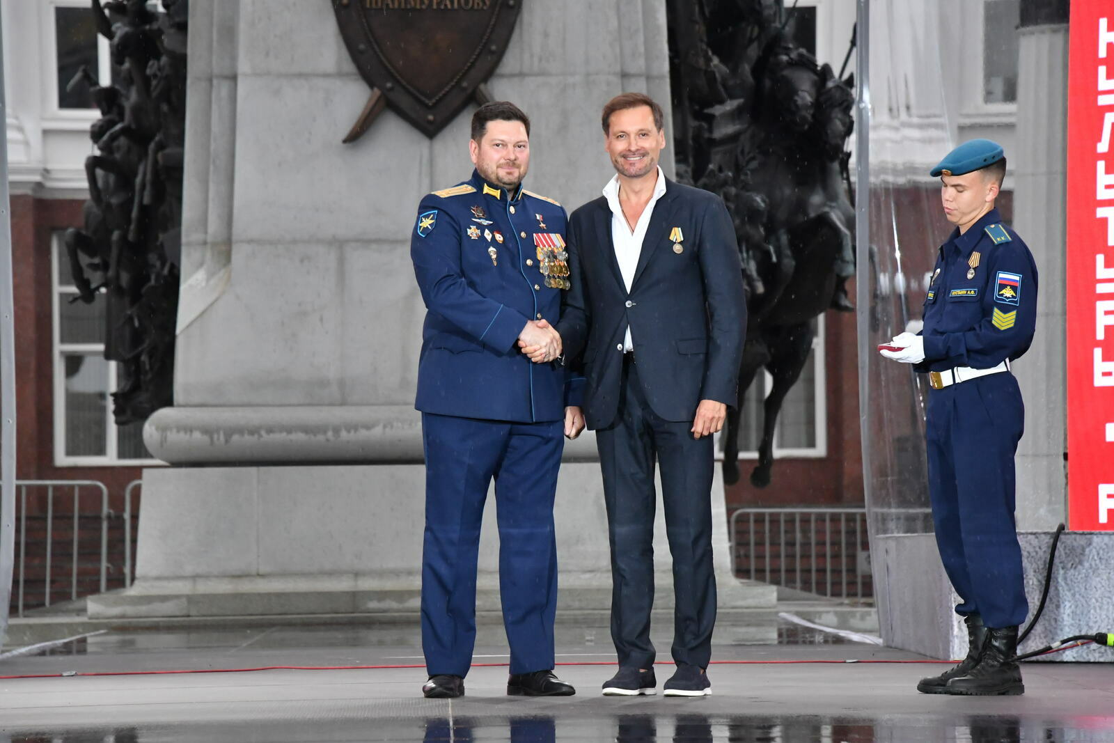 Аскар Абдразаков медаль белән бүләкләнде