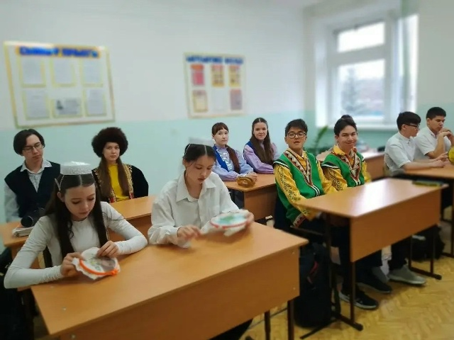 “Мин милли костюмда укыйм!”