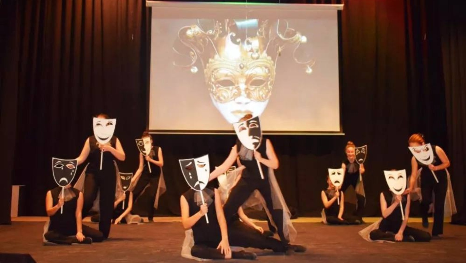 Театр күрәсең килсә, Кушнаренкого кил!