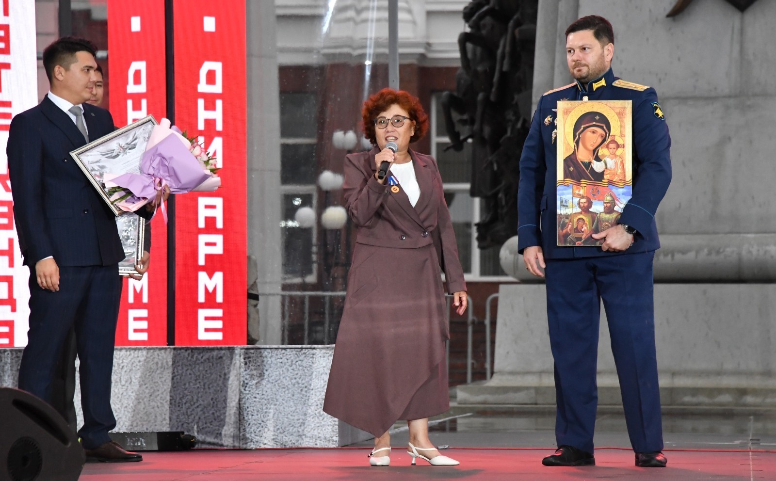 Хәрби корреспондент Русия Героена Донбасс төтене исе сеңгән икона тапшырды