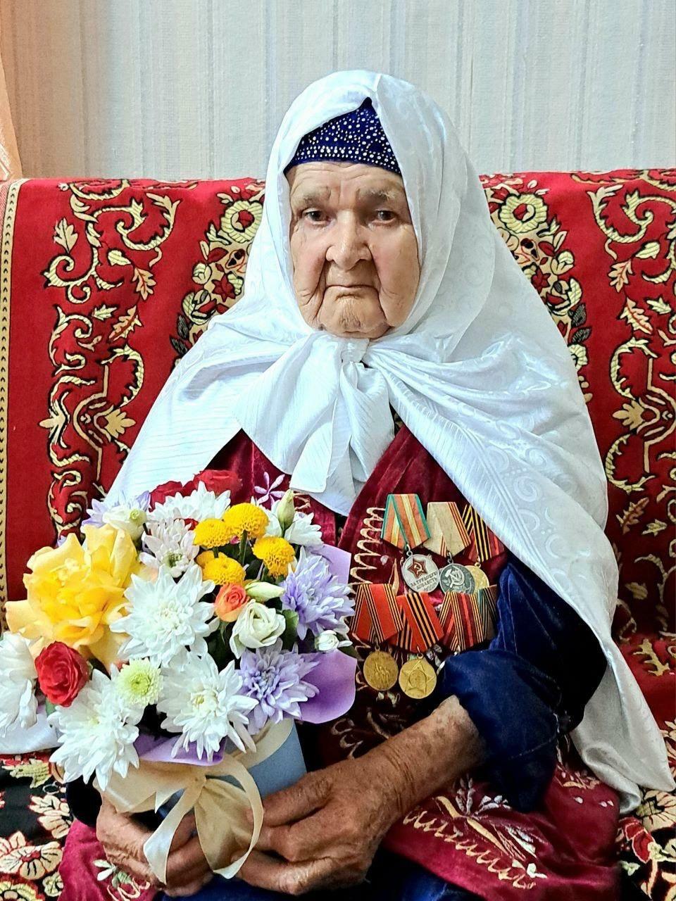 Хезмәт һәм хөрмәт янәшә