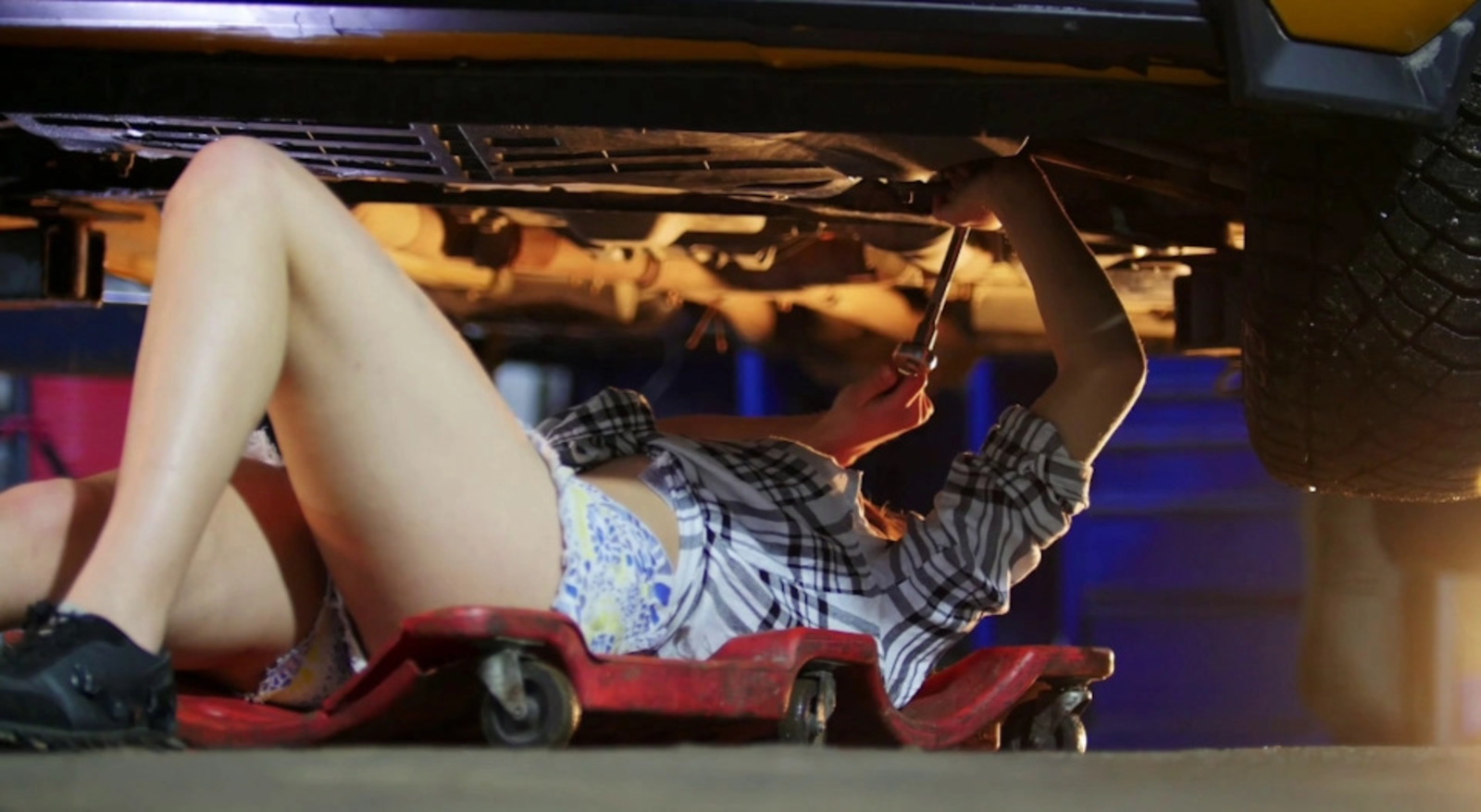 Венер ФӘТТАХ. Машина астында